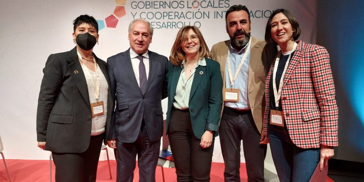 Participantes en la sesión plenaria 1. Desde la izquierda, la moderadora y concejala de Lugo, Olga López; el presidente de la Diputación de Lugo y alcalde de Monforte de Lemos, José Tomé; la Secretaria de Estado de Cooperación Internacional, Pilar Cancela; el alcalde de Azuqueca, José Luis Blanco, y la presidenta de la Confederación de Fondos y alcaldesa de Santa Coloma de Gramanet, Nuria Parlón. Fotografía: Ayuntamiento de Azuqueca