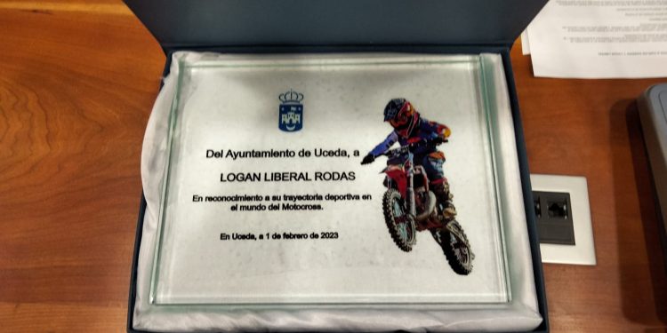 Los deportistas Carlos Garrido y Logan Liberal reciben un reconocimiento del Ayuntamiento de Uceda
