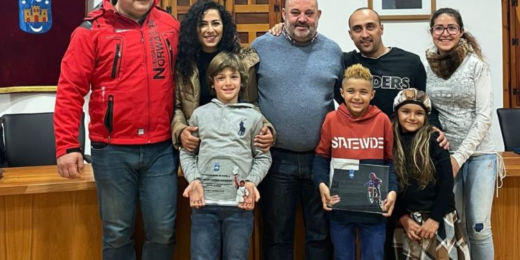 Los deportistas Carlos Garrido y Logan Liberal reciben un reconocimiento del Ayuntamiento de Uceda