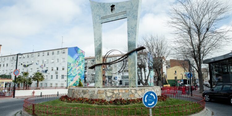 Dos murales de Paula Fraile dan la bienvenida a la estación de tren de Azuqueca con arte y color