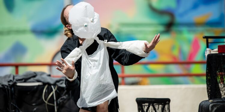 Dos murales de Paula Fraile dan la bienvenida a la estación de tren de Azuqueca con arte y color