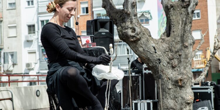 Dos murales de Paula Fraile dan la bienvenida a la estación de tren de Azuqueca con arte y color