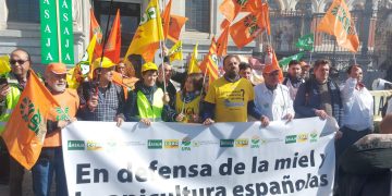 La Asociación de Apicultores de Guadalajara participa en la concentración “En defensa de la miel y la Apicultura española”