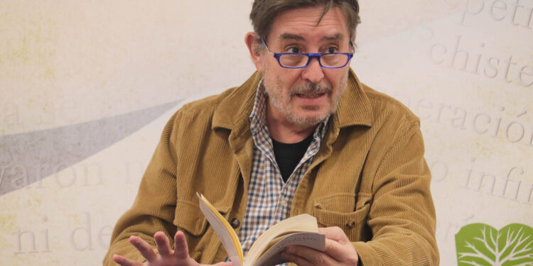 Luis García Montero abarrota la «León Gil», de la mano de Machado, Lorca y Almudena Grandes.