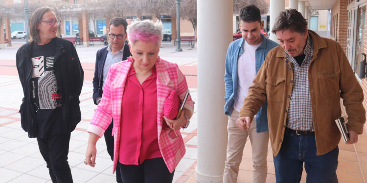 Luis García Montero abarrota la «León Gil», de la mano de Machado, Lorca y Almudena Grandes.