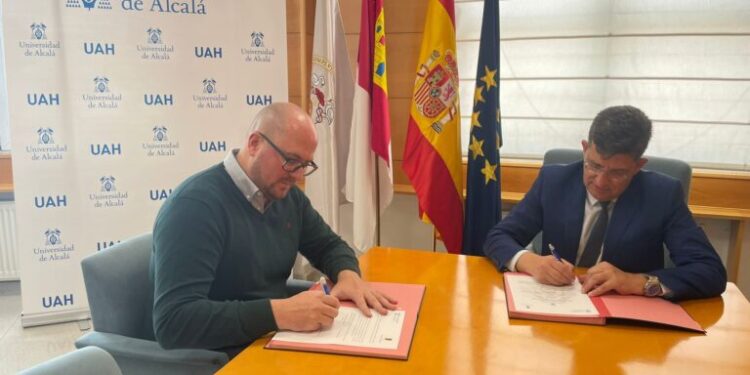 La Universidad de Alcalá y el Ayuntamiento de Yunquera firman un convenio para el estudio y difusión de un manuscrito del siglo XVII