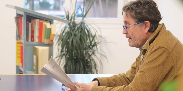 Luis García Montero abarrota la «León Gil», de la mano de Machado, Lorca y Almudena Grandes.