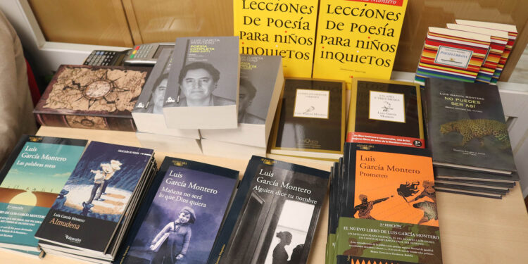 Luis García Montero abarrota la «León Gil», de la mano de Machado, Lorca y Almudena Grandes.