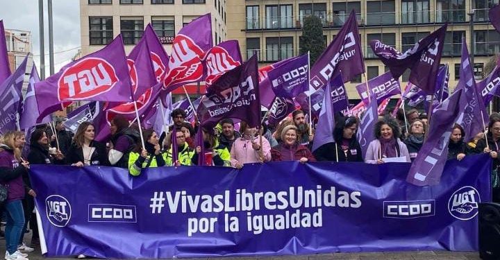 CLM, el feminismo toma la calle con miles de personas y eclipsa la polémica política de la jornada reivindicativa