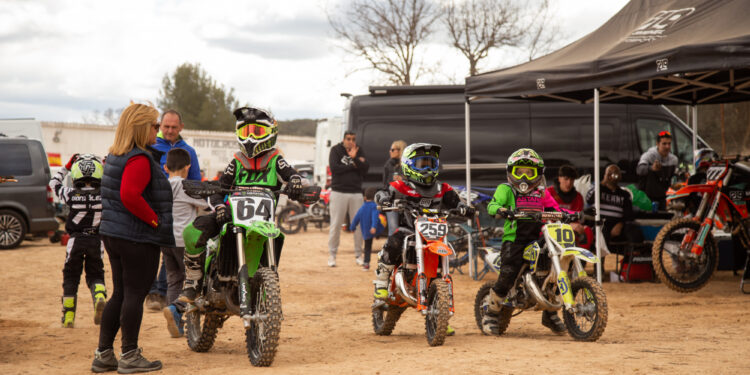 Más de medio centenar de motociclistas disfrutan de la reapertura del circuito de motocross de Trillo