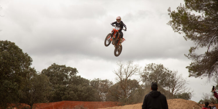 Más de medio centenar de motociclistas disfrutan de la reapertura del circuito de motocross de Trillo