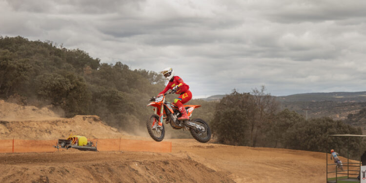 Más de medio centenar de motociclistas disfrutan de la reapertura del circuito de motocross de Trillo