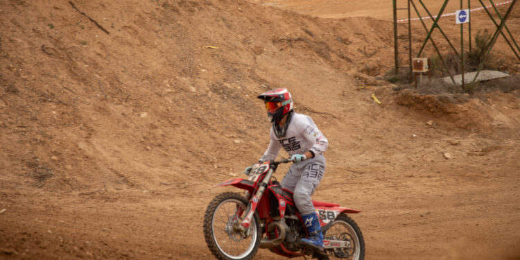 Más de medio centenar de motociclistas disfrutan de la reapertura del circuito de motocross de Trillo