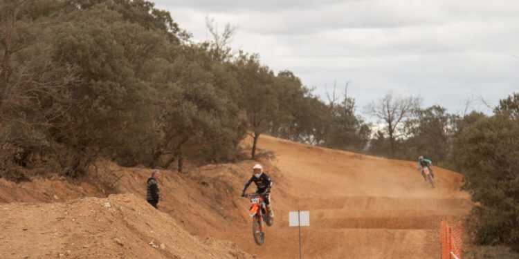 Más de medio centenar de motociclistas disfrutan de la reapertura del circuito de motocross de Trillo