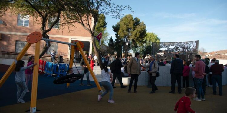 Villanueva de la Torre inaugura un parque en homenaje a alcaldes y concejales de la provincia