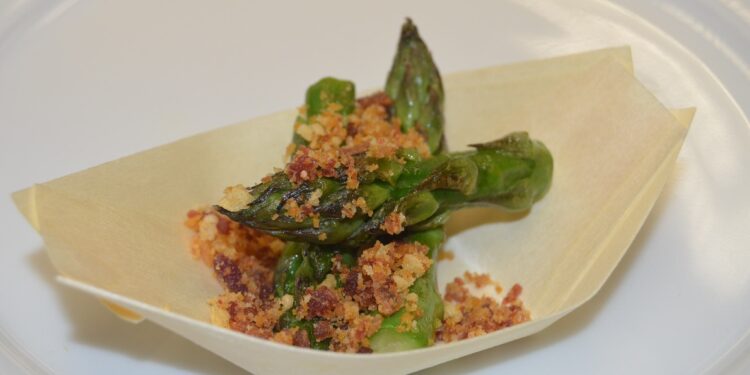 Cata de espárrago verde de Guadalajara con sal de Saelices: el inicio del ciclo de catas "Ibercatas" en Fundación Ibercaja