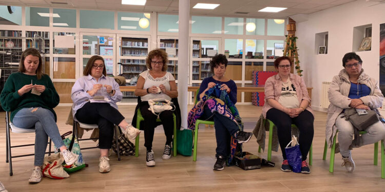 Tarde de «tejer con lentitud» en El Filandón