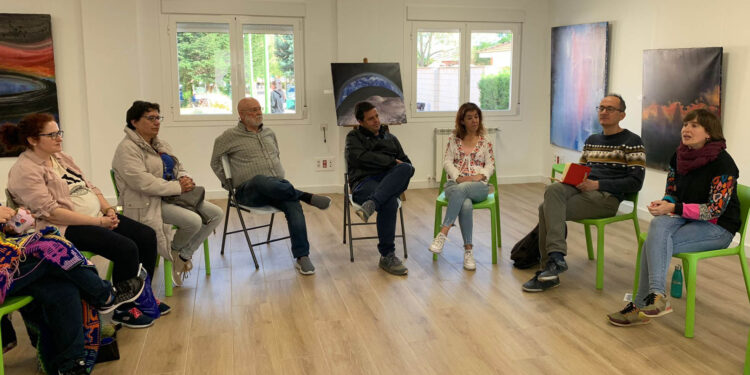 Tarde de “tejer con lentitud” en El Filandón: charla sobre desarrollo sostenible de El Rincón Lento en Biblioteca León Gil