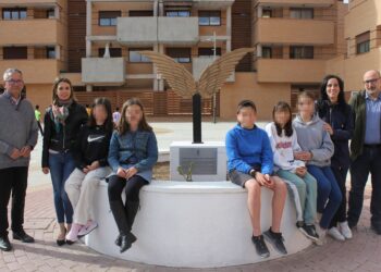 Monolito en Valdeluz alberga cápsulas del tiempo con dibujos infantiles realizados durante el confinamiento