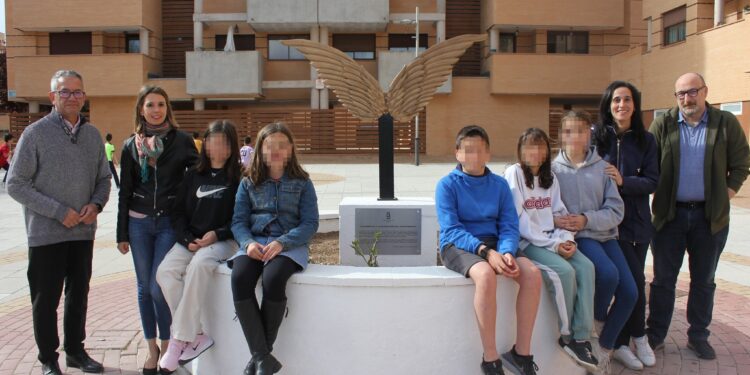 Monolito en Valdeluz alberga cápsulas del tiempo con dibujos infantiles realizados durante el confinamiento