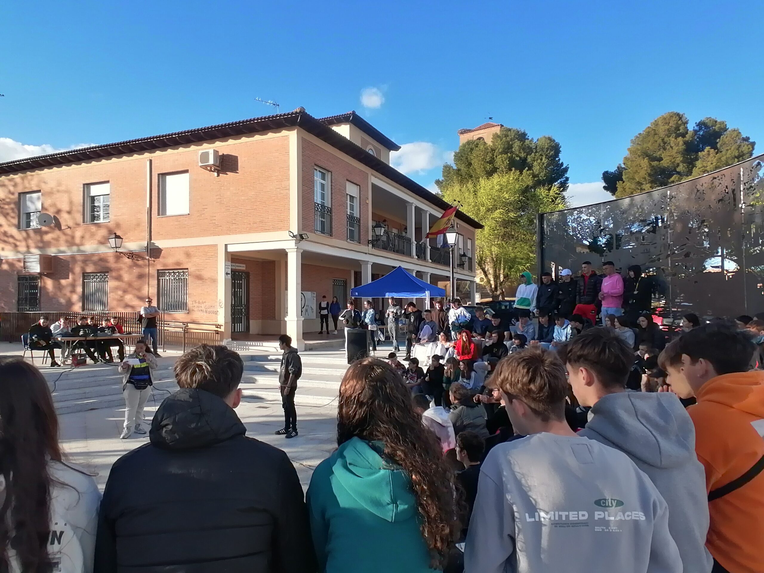 Los jóvenes de Villanueva de la Torre se divierten en el Festival Urban Fest, mezcla de deporte y cultura urbana