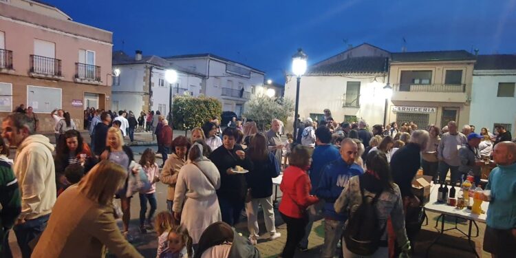Espinosa de Henares revive la tradición de Plantar el Mayo en la Plaza del Ayuntamiento