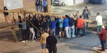 Recuperada la tradición de plantar el Mayo en Espinosa de Henares después de una década