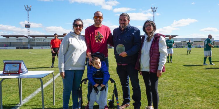 La Asociación de Veteranos C. D. Marchamalo entrega 2.070€ del partido benéfico jugado contra una selección AFE