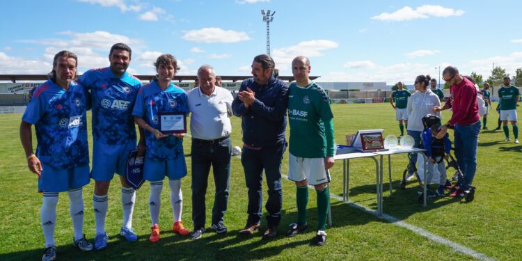 La Asociación de Veteranos C. D. Marchamalo entrega 2.070€ del partido benéfico jugado contra una selección AFE