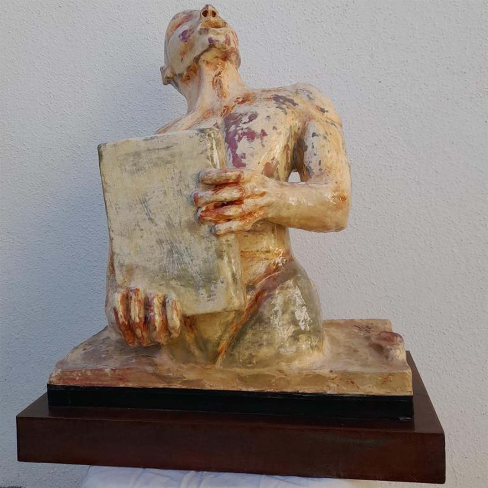 Miguel Almendro dona la escultura 'El defensor de la Cultura' a la Biblioteca Municipal de Cabanillas del Campo