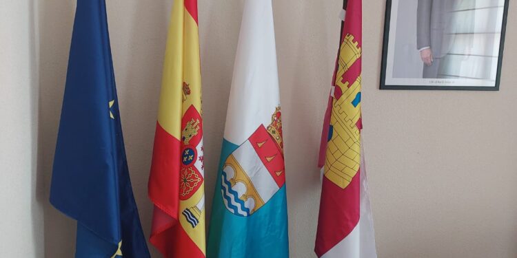 Aprobada oficialmente la nueva bandera de Espinosa de Henares por la JCCM