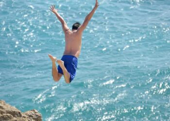 Prevenir lesiones por malas zambullidas: campaña para evitar tetraplejias en niños y jóvenes