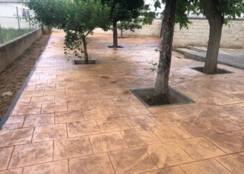 Renovación del pavimento en el patio de la vivienda de mayores de Horche