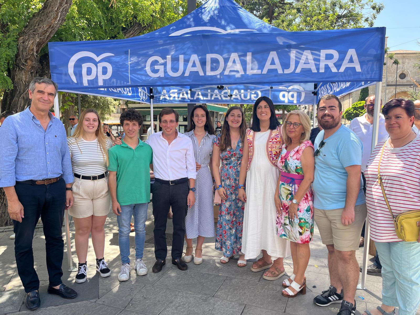 El Alcalde de Madrid visita Guadalajara para impulsar el voto del PP en la campaña electoral