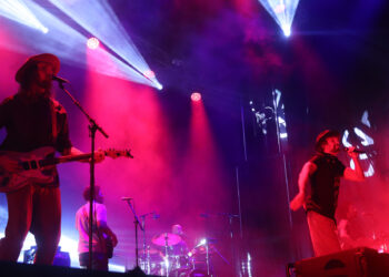 Macaco fusiona ritmos étnicos y contagia alegría al público con su mensaje positivo