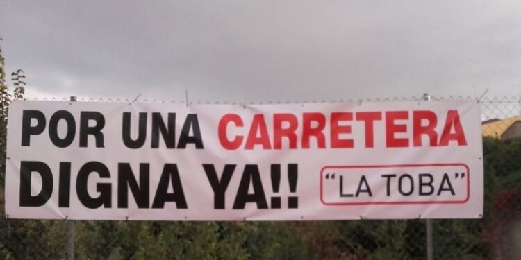 Vecinos de La Toba Protestan en Toledo por Carretera CM-1053: Exigen Acción Ahora