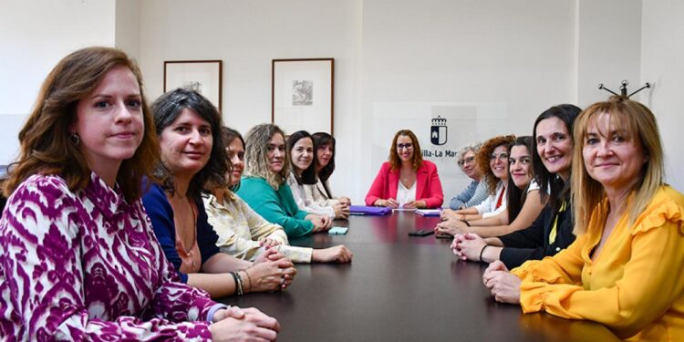 La JCCM y Fademur Refuerzan Colaboración para Emprendimiento Femenino en el Mundo Rural