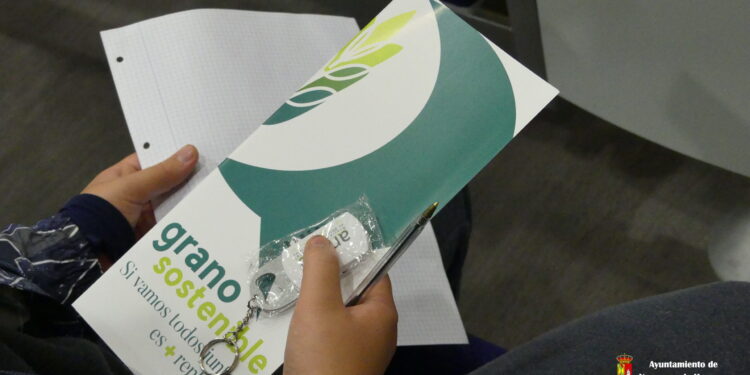 El Centro Cultural Miguel de Cervantes acoge una jornada clave sobre agricultura y cambio climático, marcando a Yunquera como líder en la provincia de Guadalajara.