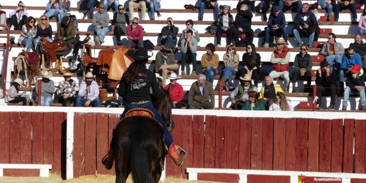 El II Congreso Internacional del Manejo Natural del Caballo, celebrado en Yunquera de Henares, concluye con una destacada participación de expertos en el mundo equino. Charlas teóricas y prácticas abordaron áreas clave como alimentación, cuidados, manejo y competición.