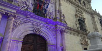 Universidad de Alcalá de Henares ilumina de morado en apoyo al Día Internacional contra la Violencia hacia la Mujer