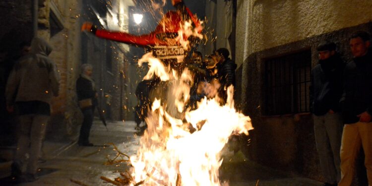 Las Hogueras de la Purísima Iluminan la Noche Horchana a Pesar de las Adversidades