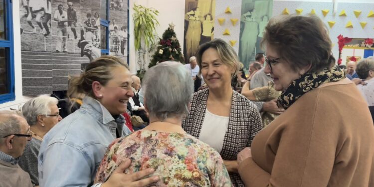 La Alcaldesa Ana Guarinos Anima el Espíritu Festivo en el Baile de Navidad de los Mayores en Guadalajara