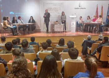 Alumnos de Guadalajara Participan en el Primer Debate de la Liga Escolar