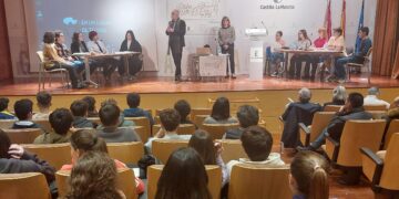 Alumnos de Guadalajara Participan en el Primer Debate de la Liga Escolar