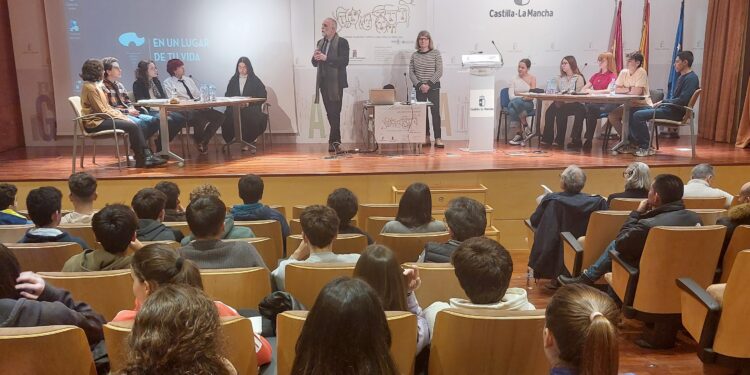 Alumnos de Guadalajara Participan en el Primer Debate de la Liga Escolar