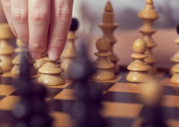 Emocionante Partida Simultánea de Ajedrez con el Maestro FIDE Wilbert Yánez