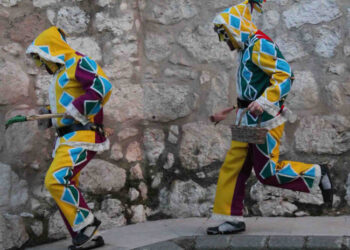 Tradición y Diversión en Guadalajara: La Botarga de San Antón Recorre las Calles con el Juego del Alhiguí