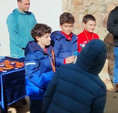 El XIX Circuito Provincial de Ajedrez Escolar arranca con brillantez en Cogolludo, destacando el desarrollo de habilidades y el ambiente festivo para los niños de 5 a 16 años.