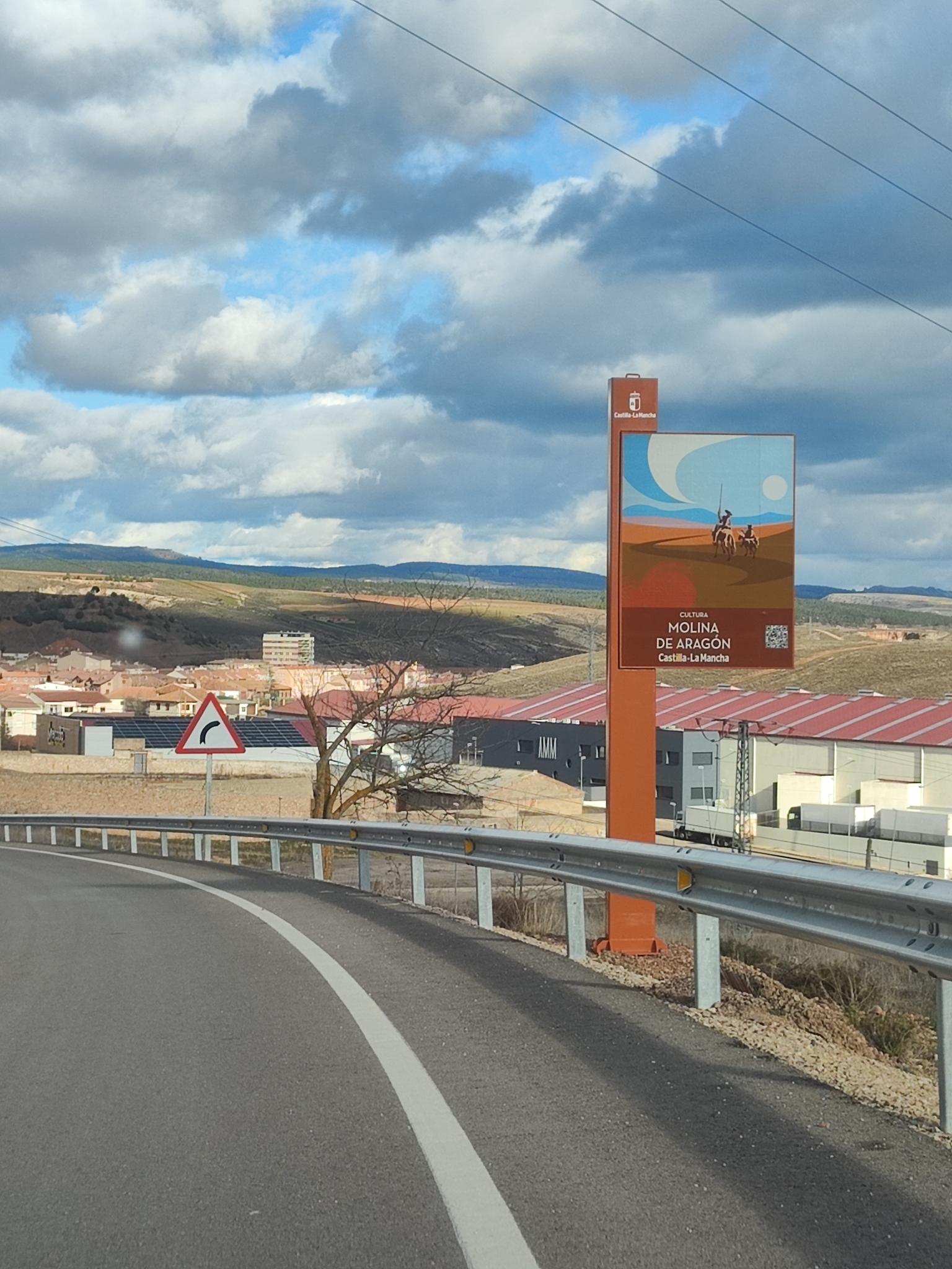 Totem y cartel de Quijote y Sancho en la entrada de Molina de Aragón. Foto: Francisco Larrad