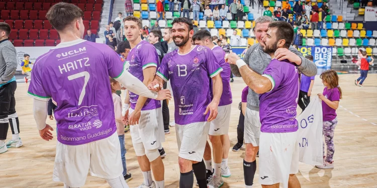 El BM Guadalajara da un golpe sobre la mesa de DH Plata